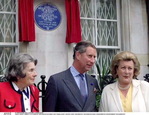 En effet, selon le Mirror, Lady Pamela Hicks qui était l'une des deux demoiselles d'honneur lors du mariage de la reine Elizabeth II et du prince Philip, ne sera pas invitée au couronnement. Pourtant, elle fait partie du cercle fermé des proches du roi Charles III. 
Prince Charles et la Comtesse Mountabatten de Burma Lady Pamela Hicks à l'inauguration de la plaque commémorative à Knightsbridge