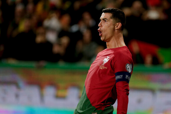 Cristiano Ronaldo s'essaye au catch en plein match de foot !
 
Cristiano Ronaldo lors du match des qualifications européennes entre le Portugal et le Liechtenstein à Lisbonne, Portugal.