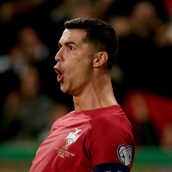 Cristiano Ronaldo s'essaye au catch en plein match de foot !
 
Cristiano Ronaldo lors du match des qualifications européennes entre le Portugal et le Liechtenstein à Lisbonne, Portugal.