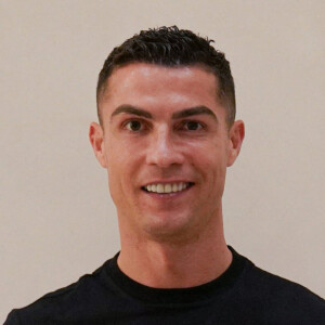 Cristiano Ronaldo s'est engagé avec le club saoudien d'Al-Nassr, depuis la résiliation de son contrat avec Manchester United, en pleine Coupe du monde. Cristiano Ronaldo pose avec son nouveau maillot d'équipe, le 30 décembre 2022. © La Nacion/Zuma Press/Bestimage