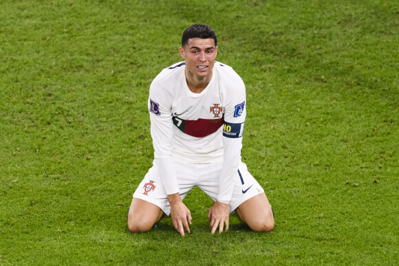 L'arbitre a été particulièrement clément avec Cristiano Ronaldo puisqu'il n'a reçu qu'un carton jaune pour son geste complètement fou !
 
Les larmes de Cristiano Ronaldo après la défaite de l'équipe du Portugal face au Maroc (1-0) en quarts de finale de la Coupe du Monde 2022 au Qatar (FIFA World Cup Qatar 2022), le 10 décembre 2022.