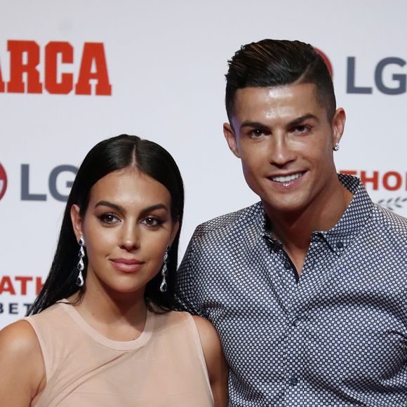 Si tout se passe bien pour Cristiano Ronaldo, qui enchaîne les buts, son attitude le 18 avril dernier a beaucoup fait parler
 
Cristiano Ronaldo et sa compagne Georgina Rodriguez assistent au Prix Marca Leyenda à Madrid en Espagne, le 29 juillet 2019.
