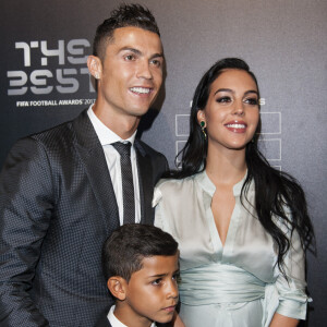 Cristiano Ronaldo (meilleur joueur), son fils Cristiano Jr et sa compagne Georgina Rodriguez enceinte - The Best FIFA Football Awards 2017 au London Palladium à Londres, le 23 octobre 2017. © Pierre Perusseau/Bestimage