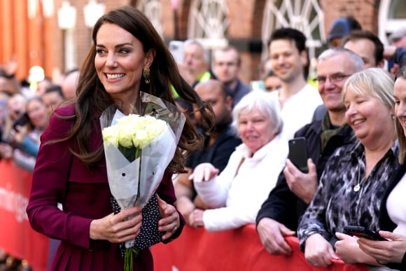 Elle a même reçu des fleurs ! 
Catherine (Kate) Middleton, princesse de Galles, lors d'une visite au pub "The Rectory" à Birmingham, le 20 avril 2023. Ils ont rencontré les futurs dirigeants et propriétaires d'entreprises locales du secteur des industries créatives de la ville. 