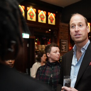 Le prince William semblait très détendu, à quelques jours du couronnement. 
Le prince William, prince de Galles, lors d'une visite au pub "The Rectory" à Birmingham, le 20 avril 2023. Ils ont rencontré les futurs dirigeants et propriétaires d'entreprises locales du secteur des industries créatives de la ville. 