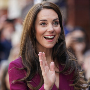 Kate Middleton a repris ses visites et ses engagements ce jeudi. 
Catherine (Kate) Middleton, princesse de Galles, lors d'une visite au pub "The Rectory" à Birmingham. 