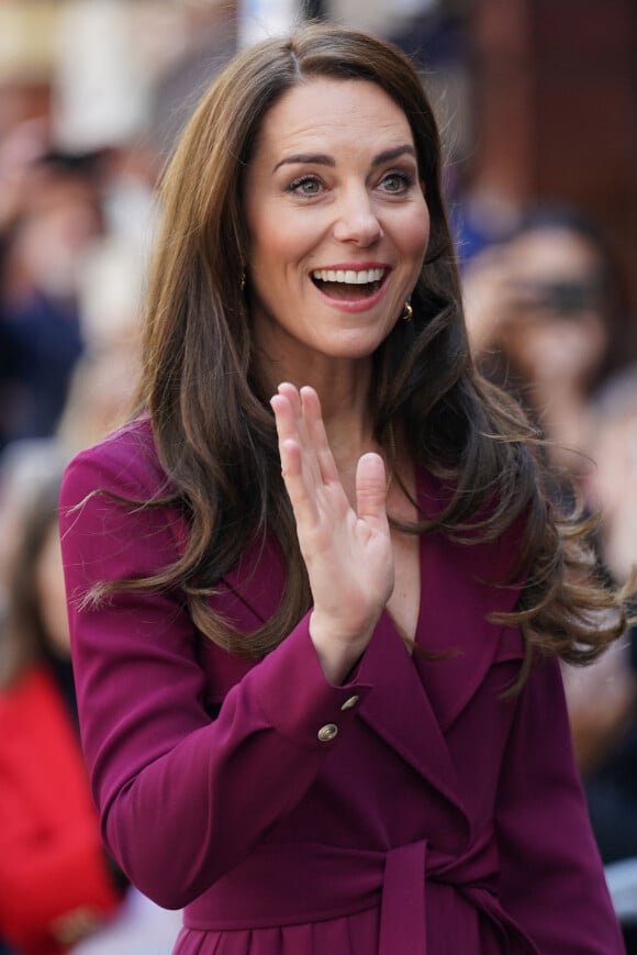 Kate Middleton a repris ses visites et ses engagements ce jeudi. 
Catherine (Kate) Middleton, princesse de Galles, lors d'une visite au pub "The Rectory" à Birmingham. 