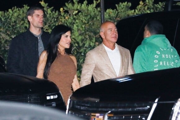 Elle vient de s'attaquer à Jeff Bezos, patron d'Amazon qui possède la plateforme Prime Video. 
Exclusif - Jeff Bezos et sa compagne Lauren Sanchez sont allés dîner avec leurs enfants au restaurant "Nobu" à Malibu le 18 décembre 2022.