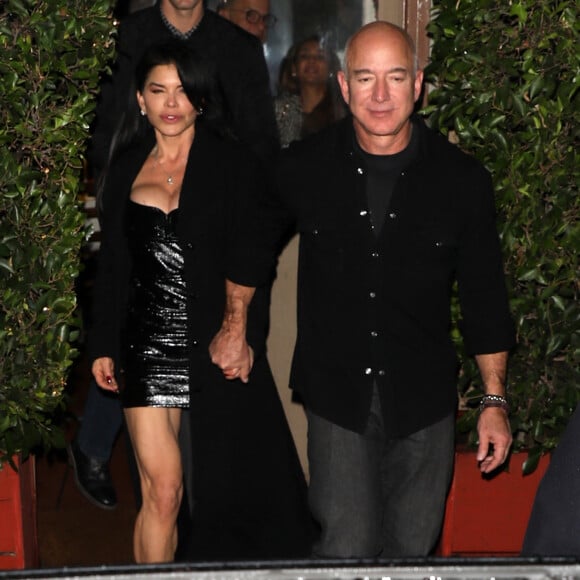 Celle-ci aurait proposé à l'actrice française de participer à son show à succès, Lol qui rit sort, avec des conditions salariales très avantageuses
Exclusif - Jeff Bezos et sa compagne Lauren Sanchez à la sortie du restaurant "Giorgio Baldi" à Los Angeles, le 4 décembre 2022.