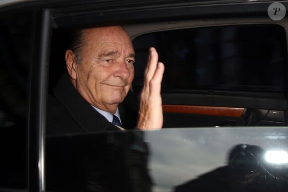 Il s'agit d'un cadeau de l'ex-Première dame, sur lequel on peut lire : "Aux Laloum avec toute ma reconnaissance et mes bien cordiales amitiés". Un message signé Jacques Chirac.
Jacques Chirac, qui fête son 80e anniversaire, quitte son domicile en voiture. Le 29 novembre 2012