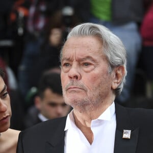 Et son petit Lino est extrêmement proche de son grand père, Alain Delon. 
Alain Delon et sa fille Anouchka Delon - Montée des marches du film "A Hidden Life" lors du 72ème Festival International du Film de Cannes, le 19 mai 2019. 