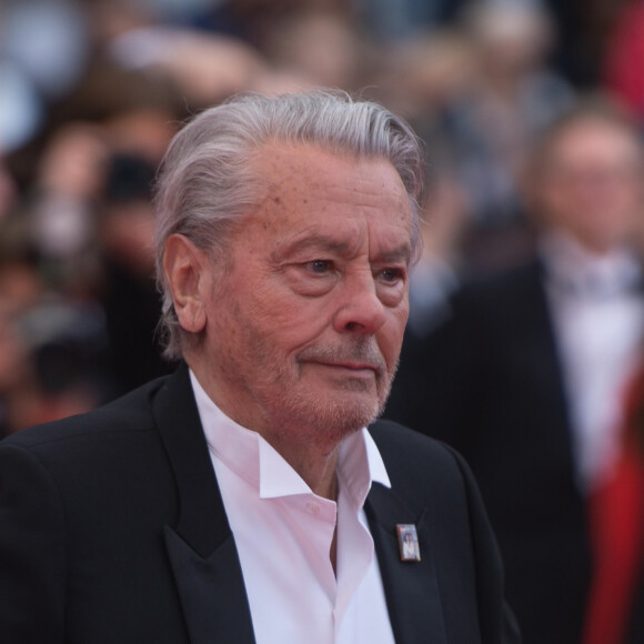 Alain Delon (Palme d'Or d'Honneur du 72ème festival de Cannes avec un badge Paris Match d'une ancienne couverture du magazine titrant "Alain Delon, mes deux amours, Rosalie et Anouchka) - Montée des marches du film "A Hidden Life" lors du 72ème Festival International du Film de Cannes. Le 19 mai 2019 