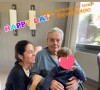 Le duo pose souvent ensemble sur Instagram. 
Alain Delon avec son petit-fils Lino et sa fille Anouchka Delon. Photo publiée par Julien Dereims sur Instagram à l'occasion des 32 ans de sa femme Anouchka.