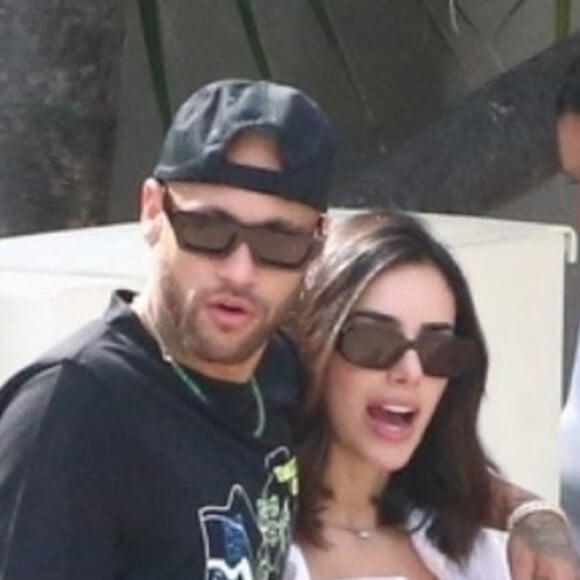On peut voir que la compagne de Neymar a déjà un ventre bien rond ! "La saison des photos main sur le ventre est ouverte", écrit-il en commentaire de ses photos
Neymar Jr et sa compagne Cindy Marquezine se prélassent avec des amis au "Fontainebleau Resort" à Miami, le 8 juin 2022.