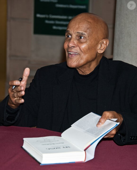 Harry Belafonte dédicace son livre 'My song : a memoir' à Philadelphie le 4 novembre 2011. 