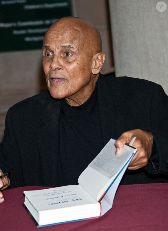 Harry Belafonte dédicace son livre 'My song : a memoir' à Philadelphie le 4 novembre 2011.