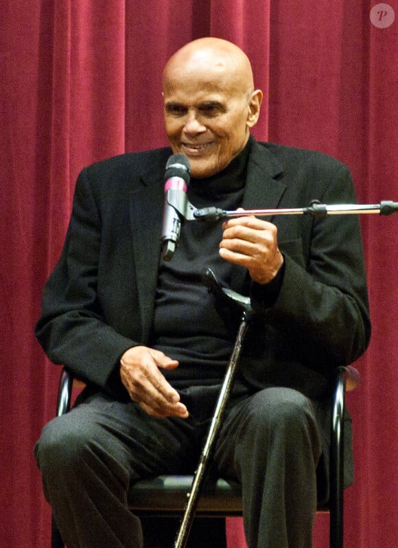 Harry Belafonte dédicace son livre 'My song : a memoir' à Philadelphie le 4 novembre 2011.