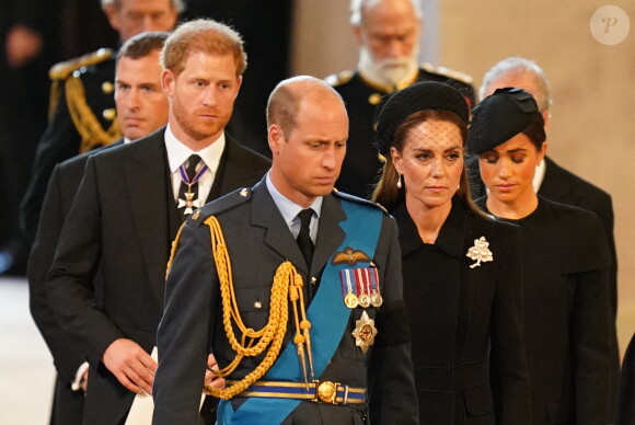 Le prince Harry, duc de Sussex, Meghan Markle, duchesse de Sussex, Kate Catherine Middleton, princesse de Galles, le prince de Galles William - Intérieur - Procession cérémonielle du cercueil de la reine Elisabeth II du palais de Buckingham à Westminster Hall à Londres. Le 14 septembre 2022 