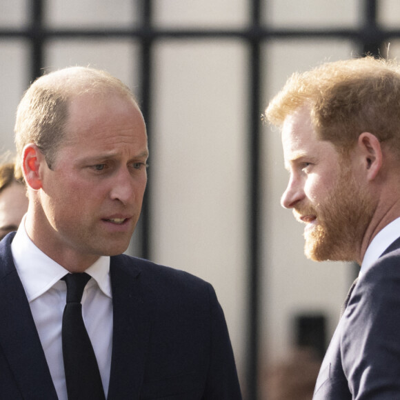 Le prince William a immédiatement nié par l'intermédiaire de ses avocats mais leurs relations ne devraient pas s'arranger tout de suite...
Le prince de Galles William, le prince Harry, duc de Sussex à la rencontre de la foule devant le château de Windsor, suite au décès de la reine Elisabeth II d'Angleterre. Le 10 septembre 2022 