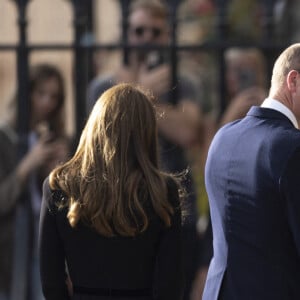 Le prince de Galles William, la princesse de Galles Kate Catherine Middleton, le prince Harry, duc de Sussex, Meghan Markle, duchesse de Sussex à la rencontre de la foule devant le château de Windsor, suite au décès de la reine Elisabeth II d'Angleterre. Le 10 septembre 2022 