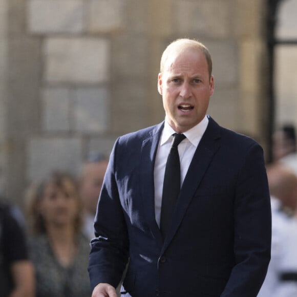 Le prince de Galles William, la princesse de Galles Kate Catherine Middleton, le prince Harry, duc de Sussex, Meghan Markle, duchesse de Sussex à la rencontre de la foule devant le château de Windsor, suite au décès de la reine Elisabeth II d'Angleterre. Le 10 septembre 2022 