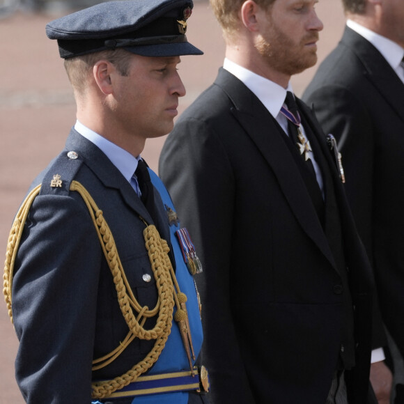 Le prince William, prince de Galles, le prince Harry, duc de Sussex - Procession cérémonielle du cercueil de la reine Elisabeth II du palais de Buckingham à Westminster Hall à Londres, Royaume Uni, le 14 septembre 2022. 