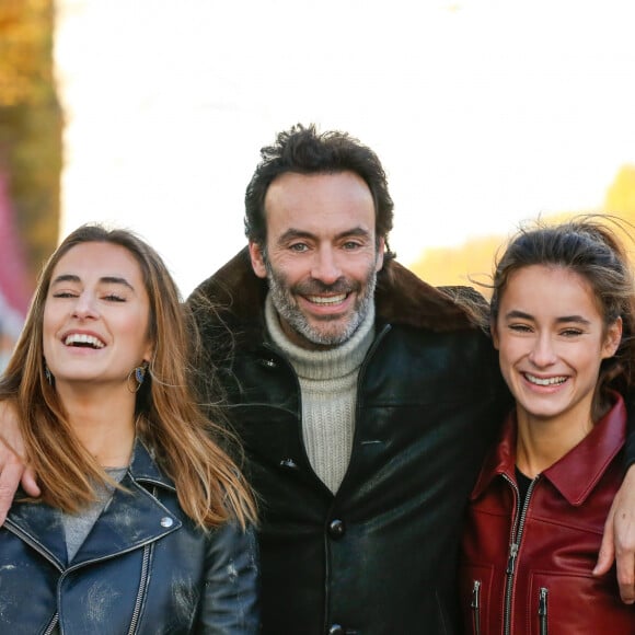 Une rare photo car Liv Delon est assez discrète, tout comme sa soeur.
Exclusif - Rendez-vous avec Anthony Delon et ses filles Loup et Liv sur les Champs-Elysées à Paris, France, le 26 novembre 2017. © Philippe Doignon/Bestimage 