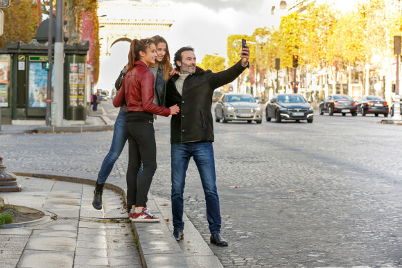 Exclusif - Rendez-vous avec Anthony Delon et ses filles Loup et Liv sur les Champs-Elysées à Paris, France, le 26 novembre 2017. © Philippe Doignon/Bestimage 