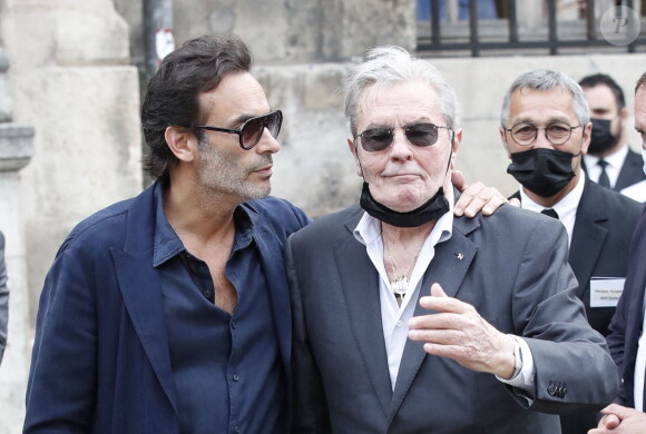 Alain Delon et son fils Anthony - Obsèques de Jean-Paul Belmondo en l'église Saint-Germain-des-Prés, à Paris le 10 septembre 2021. © Cyril Moreau / Bestimage 