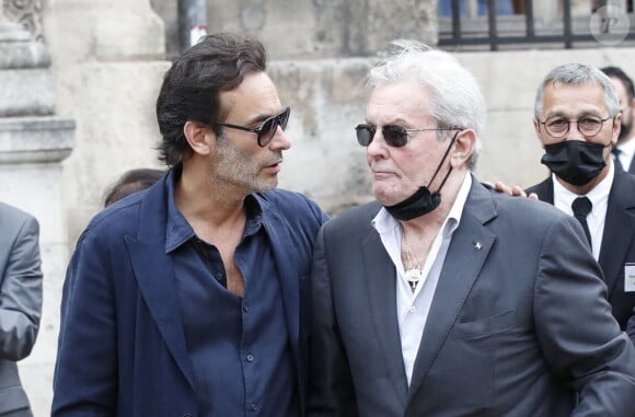 Mais qui montre que les relations entre Alain et Anthony Delon sont apaisées. 
Alain Delon et son fils Anthony - Obsèques de Jean-Paul Belmondo en l'église Saint-Germain-des-Prés, à Paris le 10 septembre 2021. © Cyril Moreau / Bestimage 