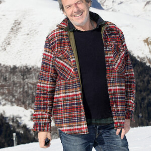 Jean-Luc Reichmann découvre la station de Luchon et rencontre de jeunes skieurs. Il présente sa série " Leo Mattéi, brigade des mineurs" lors de la 25ème Edition du Festival TV de Luchon, France. Le 4 Fevrier 2023. © Patrick Bernard / Bestimage