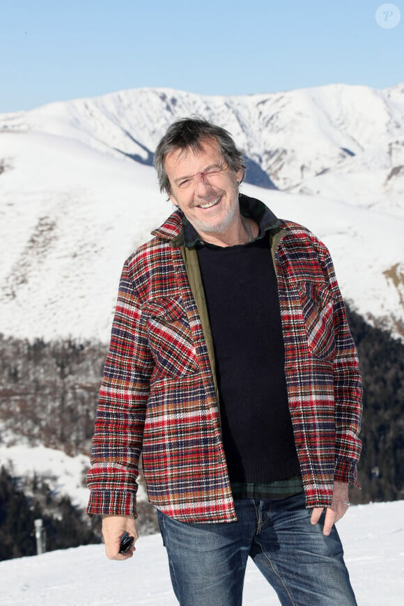 Jean-Luc Reichmann découvre la station de Luchon et rencontre de jeunes skieurs. Il présente sa série " Leo Mattéi, brigade des mineurs" lors de la 25ème Edition du Festival TV de Luchon, France. Le 4 Fevrier 2023. © Patrick Bernard / Bestimage