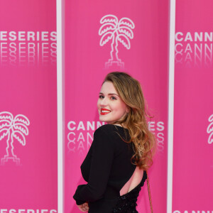 Commence alors un enfer, qu'il a raconté dans le podcast InPower de Louise Aubery.
Louise Aubery au photocall de la soirée d'ouverture de la 2ème édition du "Canneseries" au palais des Festivals à Cannes, France, le 5 avril 2019. © Bruno Bébert/Bestimage