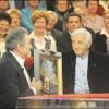 Charles Aznavour reçoit un disque de platine pour le tournage de Vivement Dimanche (24 février 2010)