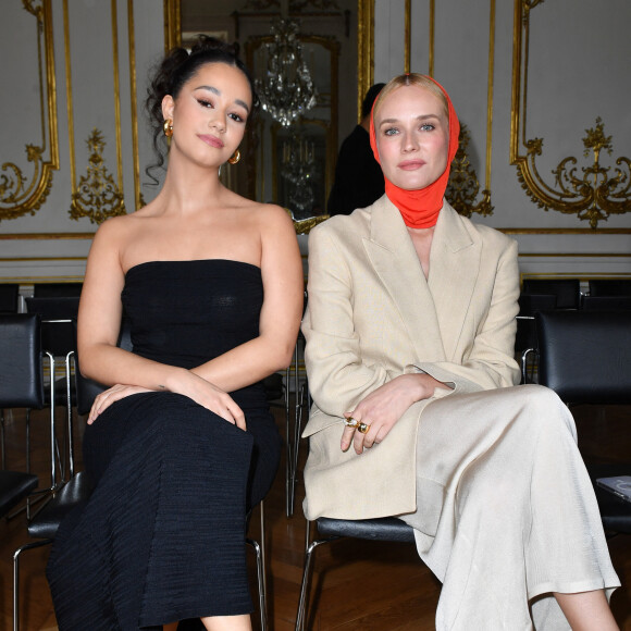 En effet, elle portait une cagoule rouge orangé qui lui allait à ravir ! À ses côtés, Léna Situations a préféré un look plus sobre. 

Léna Mahfouf (Lena Situations) et Diane Kruger - Défilé de mode de la nouvelle collection COS Atelier printemps-été 2023 à l'Hôtel d'Evreux à Paris. Le 26 avril 2023 © Veeren-Perusseau / Bestimage 