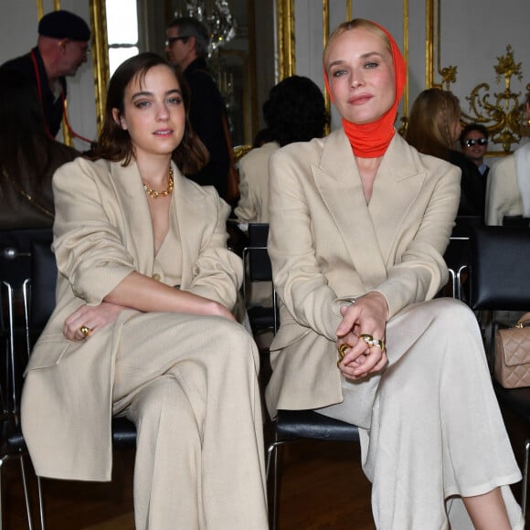 Beatrice Granno et Diane Kruger - Défilé de mode de la nouvelle collection COS Atelier printemps-été 2023 à l'Hôtel d'Evreux à Paris. Le 26 avril 2023 © Veeren-Perusseau / Bestimage 