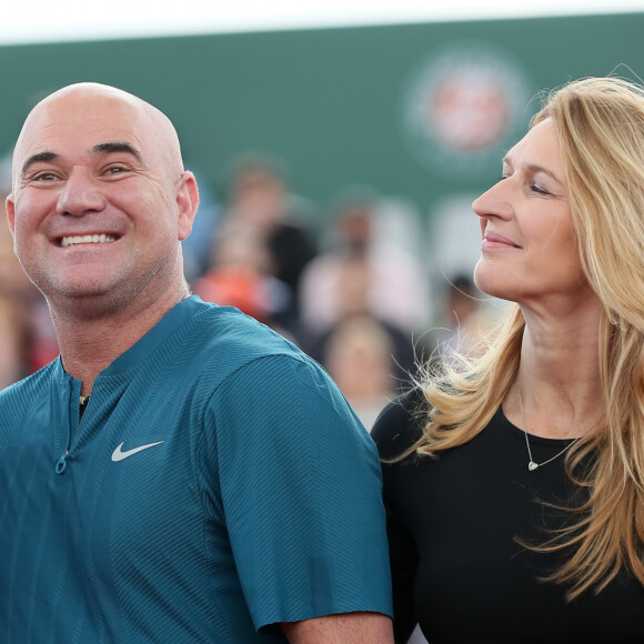 Quand Andre Agassi faisait une blague très osée sur Steffi Graf 
 
Steffi Graf et son mari André Agassi - Tournoi des "Longines Future Tennis Aces" sur le court en terre battue installé sous la Tour Eiffel dans le cadre de l'opération "Roland-Garros dans la Ville" à Paris. S. Graf et A. Agassi ont disputé un match avec les vainqueurs de cette compétition. © Jacovides/Moreau/Bestimage