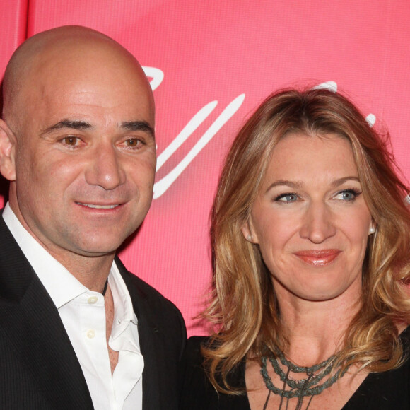 Une blague de mauvais goût de la part d'Andre Agassi et on ne sait pas si elle a fait rire Steffi Graf... 
 
Andre Agassi et sa femme Steffi Graf à Las Vegas en 2012