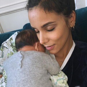 Shy'm avec son fils Tahoma dans les bras.