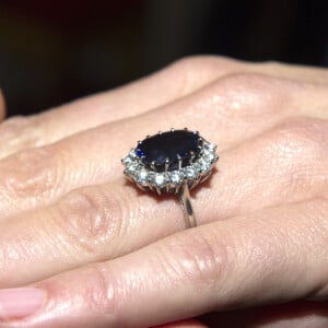 La bague de fiançailles que le Prince William a offert à sa fiancée Kate Middleton (Catherine Middleton) en 2010 est celle de la Princesse Diana.