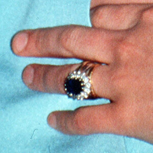 La bague de fiançailles que le Prince William a offert à sa fiancée Kate Middleton (Catherine Middleton) en 2010 est celle de la Princesse Diana.