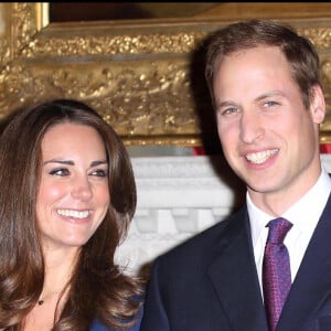 La bague de fiançailles que le Prince William a offert à sa fiancée Kate Middleton (Catherine Middleton) en 2010 est celle de la Princesse Diana - Conférence de presse pour annoncer les fiançailles du prince William et de Kate Middleton.