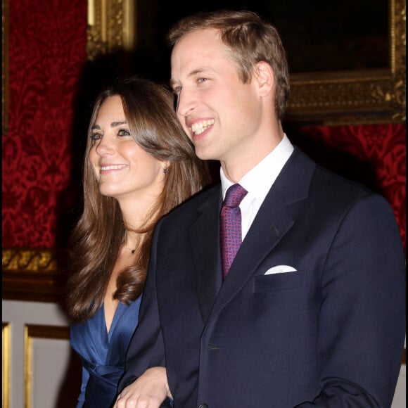 La bague de fiançailles que le Prince William a offert à sa fiancée Kate Middleton (Catherine Middleton) en 2010 est celle de la Princesse Diana - Conférence de presse pour annoncer les fiançailles du prince William et de Kate Middleton.