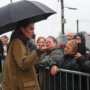 Le prince William, prince de Galles, et Catherine (Kate) Middleton, princesse de Galles, visitent le "Dowlais Rugby Club" près de Merthyr Tydfil à l'occasion de son 60ème anniversaire, le 27 avril 2023. Ils y ont rencontré des bénévoles et des partisans du sauvetage en montagne. L'organisation, gérée par des bénévoles, couvre la zone centrale du parc national de Bannau Brycheiniog. 