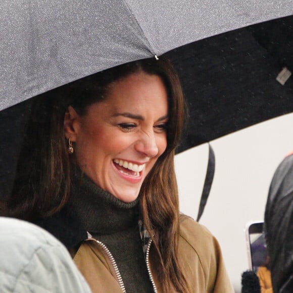 Le prince William, prince de Galles, et Catherine (Kate) Middleton, princesse de Galles, visitent le "Dowlais Rugby Club" près de Merthyr Tydfil à l'occasion de son 60ème anniversaire, le 27 avril 2023. Ils y ont rencontré des bénévoles et des partisans du sauvetage en montagne. L'organisation, gérée par des bénévoles, couvre la zone centrale du parc national de Bannau Brycheiniog. 