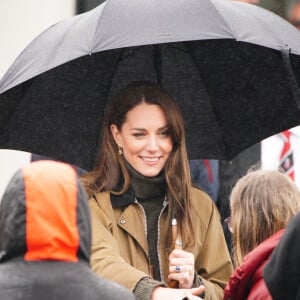 Le prince William, prince de Galles, et Catherine (Kate) Middleton, princesse de Galles, visitent le "Dowlais Rugby Club" près de Merthyr Tydfil à l'occasion de son 60ème anniversaire, le 27 avril 2023. Ils y ont rencontré des bénévoles et des partisans du sauvetage en montagne. L'organisation, gérée par des bénévoles, couvre la zone centrale du parc national de Bannau Brycheiniog. 