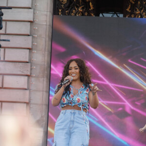 Exclusif - Amel Bent - Concert RFM Music Show sur le parvis de l'Hôtel de Ville de Levallois Perret. Le 18 juin 2022. Le show sera diffusé le 23 juin, à 21h15 sur C8 et en simultané sur RFM ! © Christophe Clovis / Bestimage