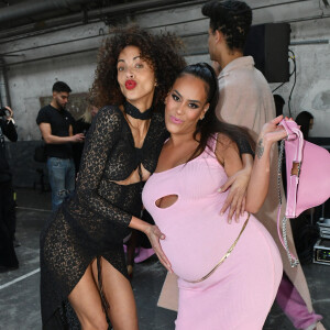 Les attaques la touchent, mais moins que quand elle avait 20 ans.
Amel Bent (enceinte) et Noémie Lenoir en backstage du défilé Lecourt Mansion Femme Automne/Hiver 2022/2023 lors de la Fashion Week de Paris, France, le 5 mars 2022. © Veeren-Clovis/Bestimage