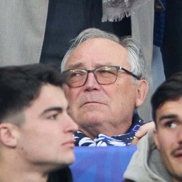 Pascal Praud et sa compagne Catherine dans les tribunes du match de football de la Coupe de France "Nantes vs Toulouse" au Stade de France à Paris. Le 29 avril 2023 © Cyril Moreau / Bestimage