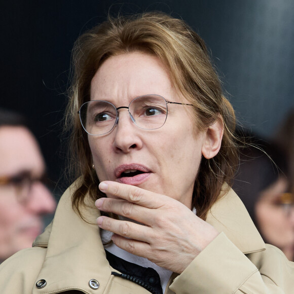 Emmanuelle Bercot - People au match de football "PSG vs Lorient" au Parc des Princes à Paris. Le 30 avril 2023 © Cyril Moreau / Bestimage